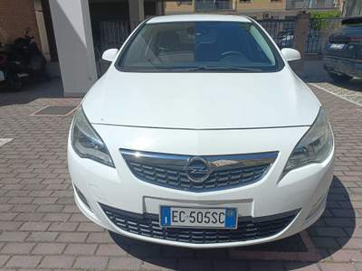 Opel Astra tagliandata e revisionata nessun lavoro da eseguire Bianco usata GRUGLIASCO