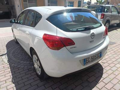 Opel Astra tagliandata e revisionata nessun lavoro da eseguire Bianco usata GRUGLIASCO