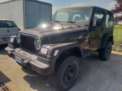 Jeep Wrangler 2,5 benz Nero usata Gombito