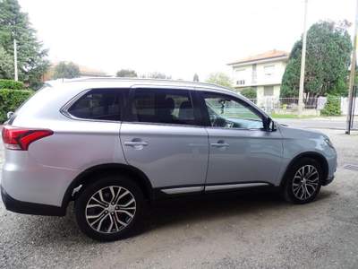 Mitsubishi Outlander 2.2 DI-D 4WD Instyle 7p. Grigio usata Solbiate Arno