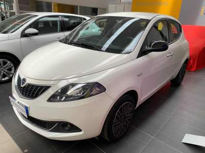 Lancia Ypsilon 1.0 FireFly 5 porte S&S Hybrid Ecochic Silver Bianco usata Tolmezzo