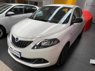 Lancia Ypsilon 1.0 FireFly 5 porte S&S Hybrid Ecochic Silver Bianco usata Tolmezzo