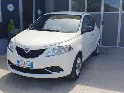 Lancia Ypsilon 1.2 69 CV 5 porte Silver Bianco usata Penne