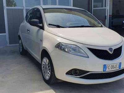 Lancia Ypsilon 1.2 69 CV 5 porte Silver Bianco usata Penne