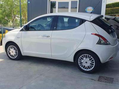 Lancia Ypsilon 1.2 69 CV 5 porte Silver Bianco usata Penne