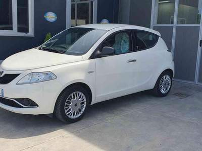 Lancia Ypsilon 1.2 69 CV 5 porte Silver Bianco usata Penne
