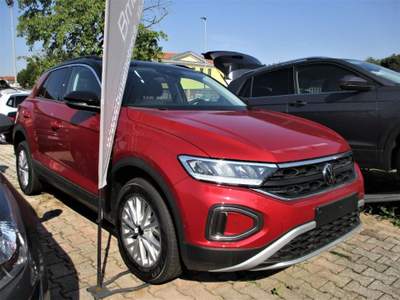 Volkswagen T-Roc 1.0 TSI Life - Retrocamera - List. 33.000 Rosso usata Mogliano Veneto