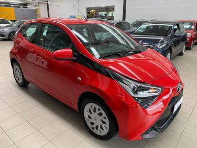 Toyota Aygo Connect 1.0 VVT-i 72 CV 5 porte x-play Rosso usata Tolmezzo