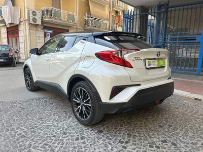 Toyota C-HR 1.8 Hybrid E-CVT Style Bianco usata Cerignola