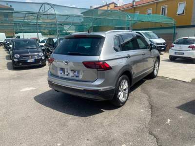 Volkswagen Tiguan 2.0 TDI SCR DSG 4MOTION Executive BMT Grigio usata VAREDO