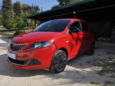 Lancia Ypsilon 1.0 FireFly 5 porte S&S Hybrid NEOPATENTATI Rosso usata Sant'Angelo in Pontano