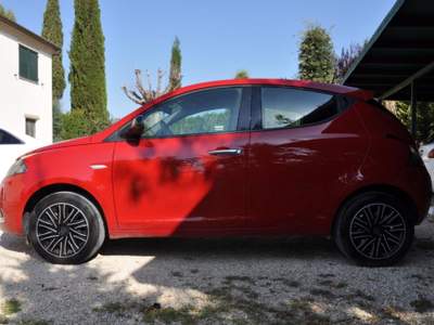 Lancia Ypsilon 1.0 FireFly 5 porte S&S Hybrid NEOPATENTATI Rosso usata Sant'Angelo in Pontano