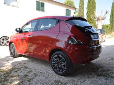 Lancia Ypsilon 1.0 FireFly 5 porte S&S Hybrid NEOPATENTATI Rosso usata Sant'Angelo in Pontano