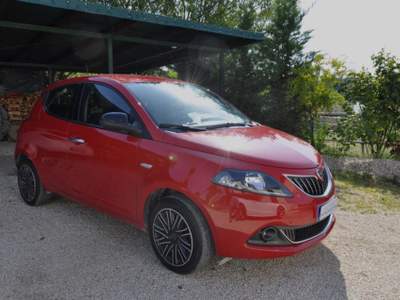 Lancia Ypsilon 1.0 FireFly 5 porte S&S Hybrid NEOPATENTATI Rosso usata Sant'Angelo in Pontano