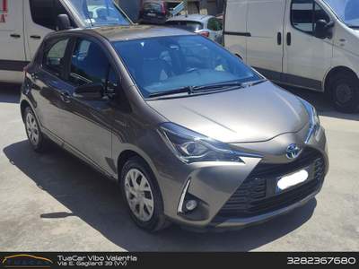 Toyota Yaris Cool 1.5 VVT-i HEV Grigio usata Vibo Valentia