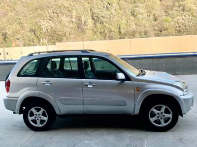 Toyota RAV4 RAV4 2.0 Tdi D-4D cat 5 porte Sol Argento usata Pisogne