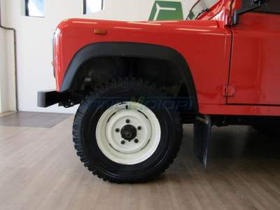 Land Rover Defender 90 2.5 84 CV 3 porte 6 POSTI Rosso usata Fino Mornasco