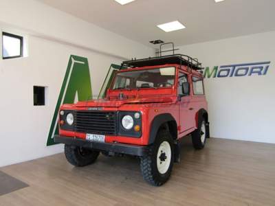 Land Rover Defender 90 2.5 84 CV 3 porte 6 POSTI Rosso usata Fino Mornasco