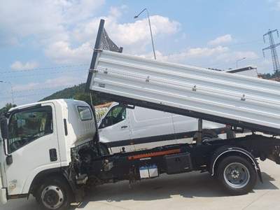 Isuzu NPR/NKR RIBALTABILE CON GANCIO TRAINO Bianco usata Mozzo
