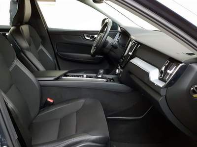 Volvo XC60 B4 MILD HYBRID MOMENTUM AWD MY 2020 Blu/Azzurro usata Ostuni