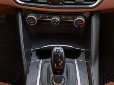 Alfa Romeo Giulia 2.2 Turbodiesel 136 CV AT8 Business Blu/Azzurro usata Ostuni