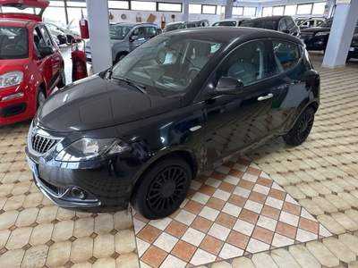 Lancia Ypsilon 1.0 FireFly 5 porte S&S Hybrid Ecochic Silver Nero usata Soave