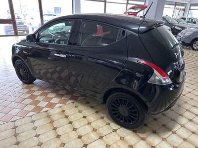 Lancia Ypsilon 1.0 FireFly 5 porte S&S Hybrid Ecochic Silver Nero usata Soave