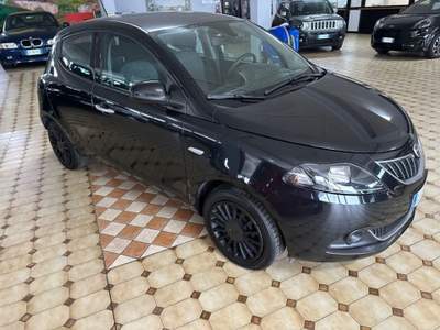 Lancia Ypsilon 1.0 FireFly 5 porte S&S Hybrid Ecochic Silver Nero usata Soave