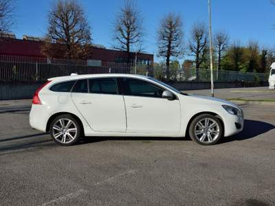 Volvo V60 D5 Geartronic Momentum Bianco usata Melzo