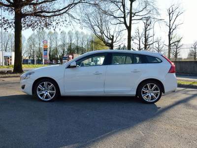 Volvo V60 D5 Geartronic Momentum Bianco usata Melzo