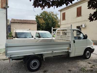 Volkswagen Transporter Transp. 2.5 TDI/88CV CASSONATO FISSO Bianco usata Ferrara