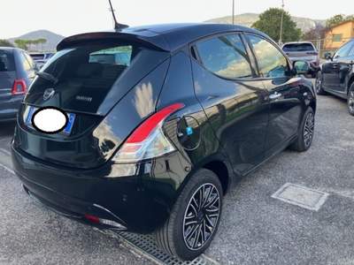 Lancia Ypsilon 1.0 FireFly 5 porte S&S Hybrid Ecochic Gold Nero usata Cassino