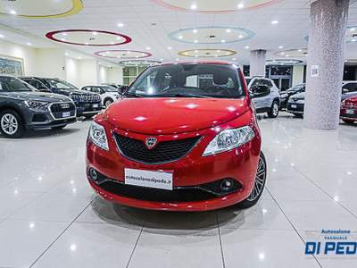 Lancia Ypsilon 1.0 FireFly 5 porte S&S Hybrid Ecochic Gold Rosso usata Matera