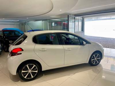 Peugeot 208 BlueHDi 100 5 porte Allure Bianco usata Sant'Antonio Abate