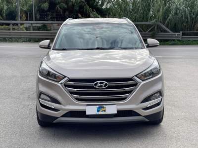 Hyundai Tucson 1.7 CRDi XPossible Argento usata Carrara