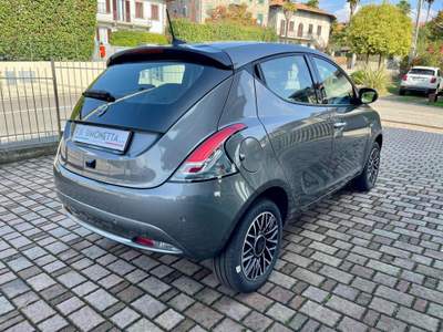 Lancia Ypsilon 1.0 FireFly 70CV S&S Hybrid Platino - KM0 Grigio usata Cadrezzate con Osmate