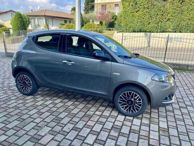 Lancia Ypsilon 1.0 FireFly 70CV S&S Hybrid Platino - KM0 Grigio usata Cadrezzate con Osmate