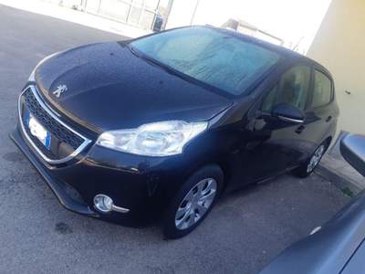 Peugeot 208 1.4 HDi 68 CV 5p. Active Nero usata Soleto