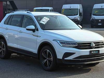 Volkswagen Tiguan 1.5 TSI 150cv DSG Life Bianco usata Pianezza