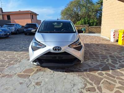 Toyota Aygo Connect 1.0 VVT-i 72 CV 5 porte x-cool Grigio usata Civitavecchia