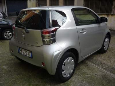 Toyota iQ 1.0 Lounge Argento usata Roma