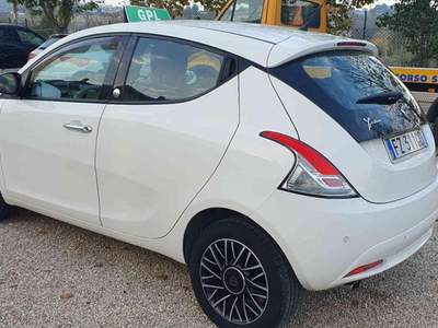 Lancia Ypsilon 1.2 69 CV 5 porte GPL Ecochic Gold Bianco usata Penne