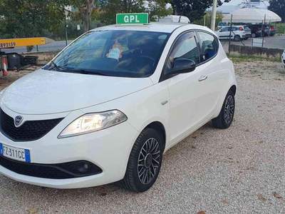 Lancia Ypsilon 1.2 69 CV 5 porte GPL Ecochic Gold Bianco usata Penne