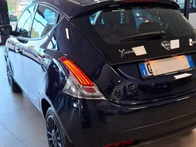 Lancia Ypsilon 1.0 FireFly 5 porte S&S Hybrid Ecochic Silver Blu/Azzurro usata Ferrara