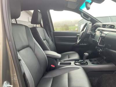 Toyota Hilux 2.8 D A/T 4WD 4 porte Double Cab Invincible Bronzo usata Castelnuovo Rangone