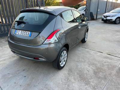 Lancia Ypsilon 0.9 TwinAir 85 CV 5 porte Metano Ecochic Platinum Grigio usata Giugliano in Campania