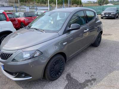 Lancia Ypsilon 1.0 FireFly 5 porte S&S Hybrid Ecochic Silver Grigio usata Pozzuoli