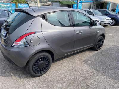 Lancia Ypsilon 1.0 FireFly 5 porte S&S Hybrid Ecochic Silver Grigio usata Pozzuoli