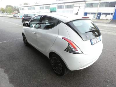 Lancia Ypsilon 1.0 FireFly 5 porte S&S Hybrid Ecochic Gold Bianco usata MODENA