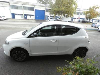 Lancia Ypsilon 1.0 FireFly 5 porte S&S Hybrid Ecochic Gold Bianco usata MODENA